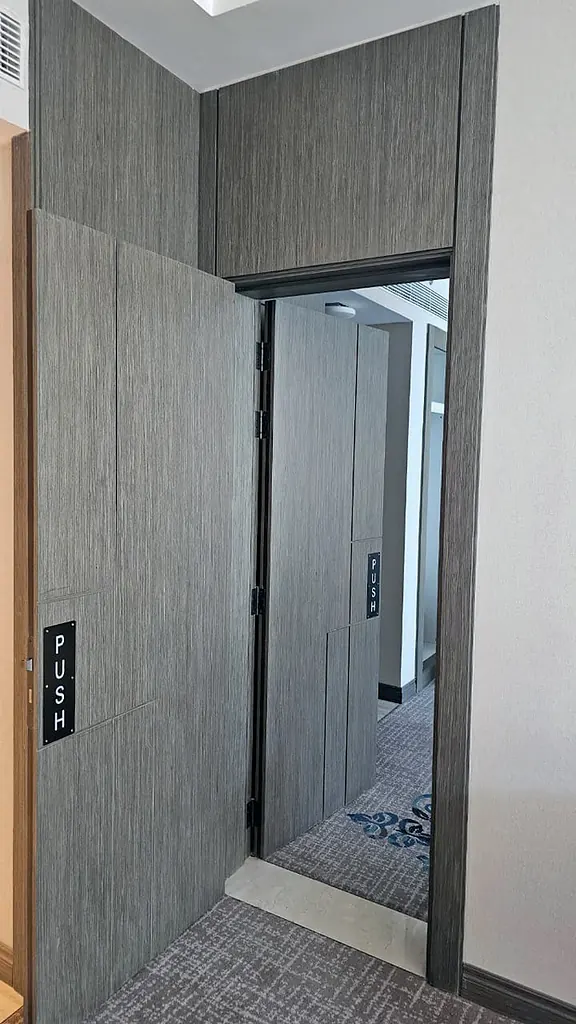 Four-Star Hotel, Dubai: detail 3